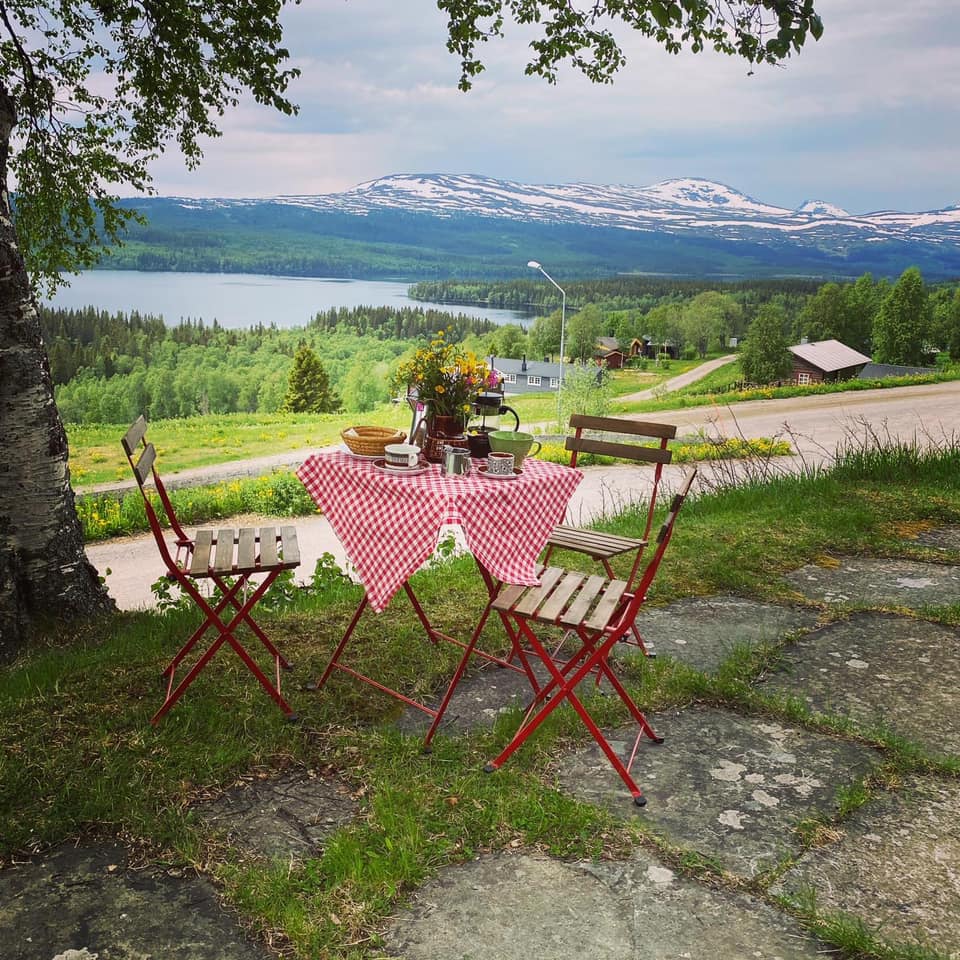 Fika dukat på bord med fjällen i bakgrunden